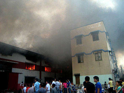 Lửa cháy hừng hực, bao phủ toàn bộ