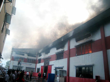 Khói đen bao phủ