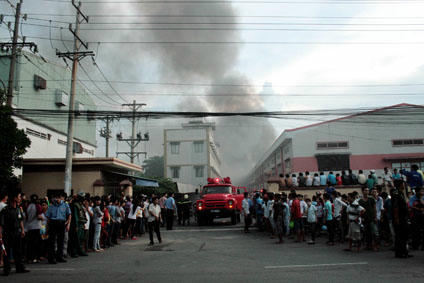 Hàng trăm công nhân hoảng loạn đứng bên ngoài