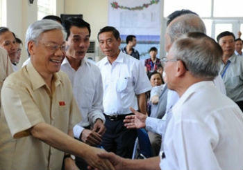 Tổng Bí thư Nguyễn Phú Trọng và cử tri quận Ba Đình Hà Nội hôm 13 tháng 5