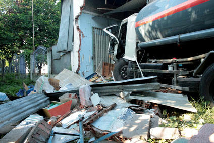 Căn nhà bà Gái bị đổ sập sau khi bị xe bồn húc vào