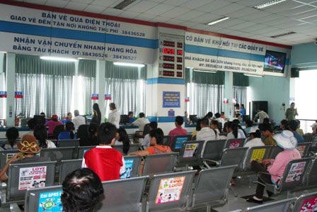 Hành khách chờ đến lượt mua vé.