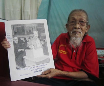 Ông Đồng bên bức ảnh vẽ về Bác.