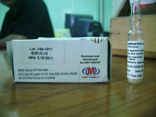 Hộp và lọ vắc-xin hết hạn sử dụng đã tiêm cho em Phan T.T vào sáng 20/5.