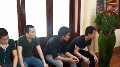 4 gã thanh niên đồi bại