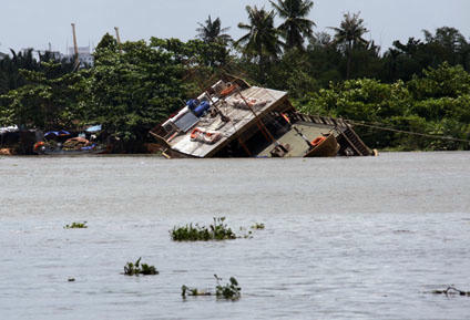 Tàu du lịch chìm trên bến Bạch Đằng