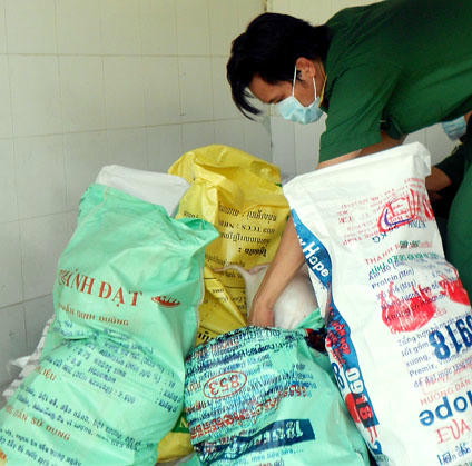 Lực lượng chức năng tiến hành tiêu hủy lô hàng 