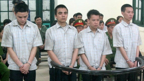 TAND TP Hà Nội quyết định tuyên phạt Tạ Văn Thanh tử hình về tội “Giết người”, 14 năm tù về tội “Cướp tài sản”, 10 năm tù về tội “Hủy hoại tài sản” và 7 năm tù về tội “Mua bán, tàng trữ, sử dụng trái phép vật liệu nổ”. Tổng hợp hình phạt của cả 4 tội danh, tên cướp nổ mìn hiệu vàng Hoàng Tín phải chấp hành chung là tử hình. 