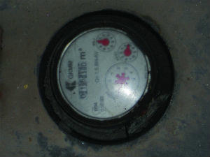 Nghi có “vấn đề”, ông Long đề nghị thay đồng hồ nhưng Xí nghiệp nước từ chối.