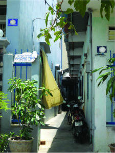 Người thuê trọ đang phải trả tiền điện với giá cao hơn nhiều lần so với quy định (Trong ảnh: Khu nhà trọ nằm trên đường Trần Lương, phường Nguyễn Văn Cừ, TP.Quy Nhơn)