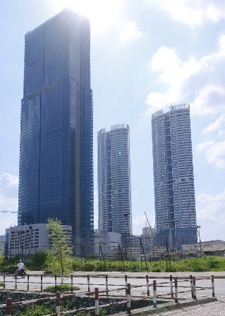  Keangnam Hanoi Landmark Tower  là toà nhà cao nhất Việt Nam đển thời điểm hiện tại và là công trình lấy đi 7 mạng người trong giai đoạn thi công . ( Ảnh: Wikipedia)