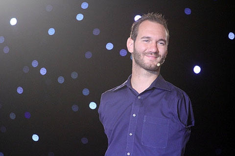 Nick Vujicic trong buổi nói chuyện với doanh nhân Việt.