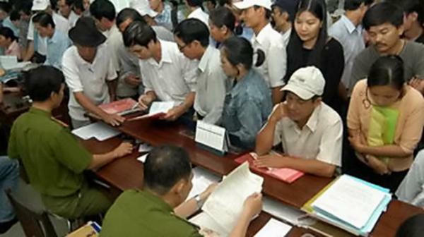 Người dân làm thủ tục đăng ký hộ khẩu