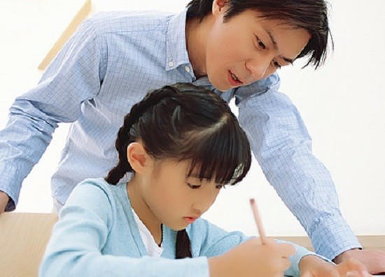 Sự oằn mình gánh nặng kỳ vọng của mẹ cha sẽ làm cho trẻ mất khả năng tập trung, dễ rơi vào trạng thái lo âu trầm cảm.