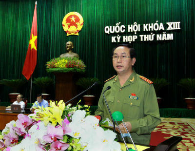 Bộ trưởng Bộ Công an Trần Đại Quang: “Đã nảy sinh hiện tượng cho nhiều hộ, nhiều người nhập hộ khẩu vào một hộ khẩu nhưng thực tế những người này lại không cư trú tại đây.”