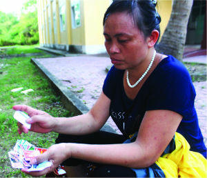 Chị Hà với đống thẻ cào nộp cho đối tượng lừa đảo