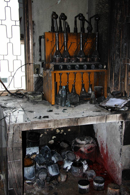 Trang thiết bị ứng dựng công nghệ bên trong cháy đen, hư hại