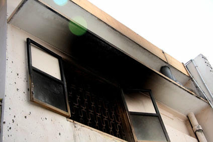 Tường nám đen do sức nóng của lửa