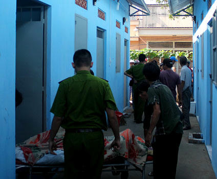 Thi thể nạn nhân được chuyển về nhà xác phục vụ công tác điều tra