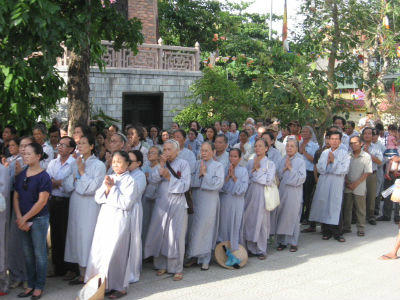 Phật tử Huế cùng thành tâm hướng về phật