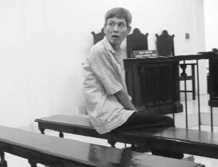 Bị cáo ngoái lại phía sau tìm người thân