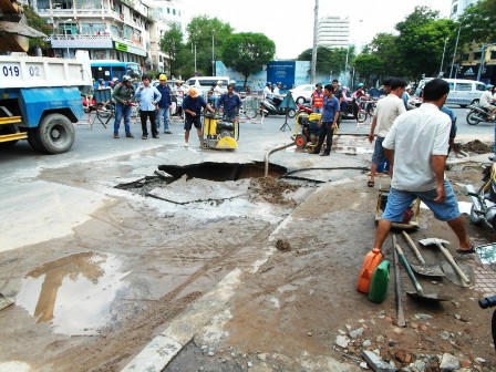 Hiện trường “hố tử thần khủng”.