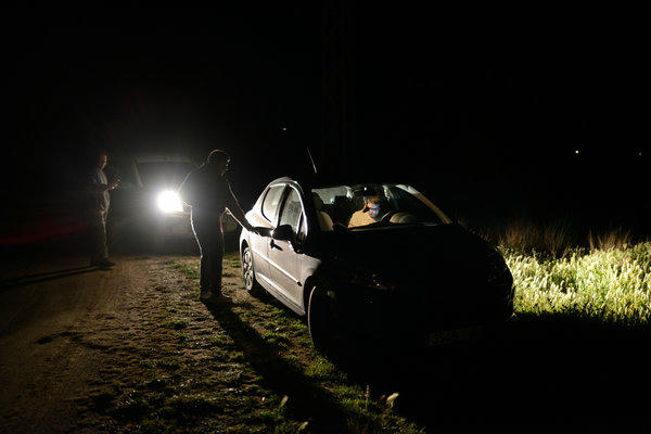 Nông dân Tây Ban Nha tự đi tuần để giữ tài sản. Ảnh: Internet