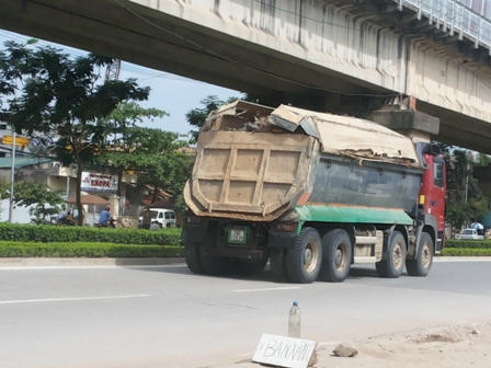 Chiều 26/5, chỉ trong thời gian ngắn, hàng loạt  chiếc xe chở vật liệu xây dựng tràn nắp thùng ầm  ầm chạy theo đường Tân Xuân để vào Hà Nội.
