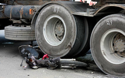 Xe máy bị cuốn gầm, kéo lê nhiều mét biến dạng