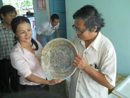 Bà Võ Thị Hạnh Dung trao tặng toàn bộ 70% của 2.028 hiện vật quý giá cho Bảo tàng tỉnh Quảng Nam.