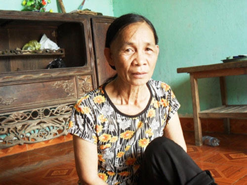 Bà Bàn Thị Năm đang ngồi tâm sự về việc ở cùng người đàn ông kém mình tới 25 tuổi.