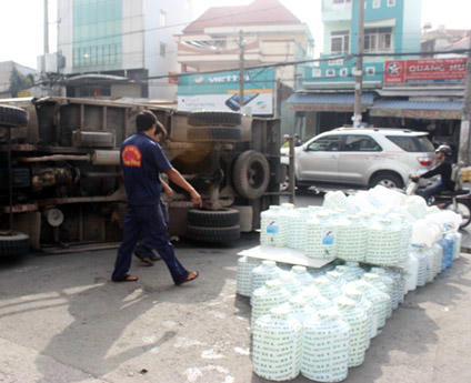 Bình nước lọc bị bể nằm lăn lóc trên đường