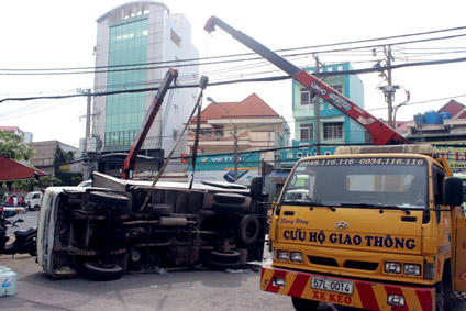 Xe cứu hộ điều đến giải tỏa hiện trường