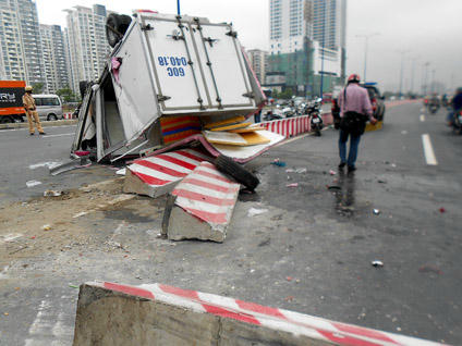 Xe tải đông lạnh cày nát dải phân cách