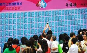 Một số người tham gia hội chợ. Ảnh: Internet