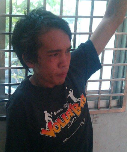 Long tại trụ sở công an