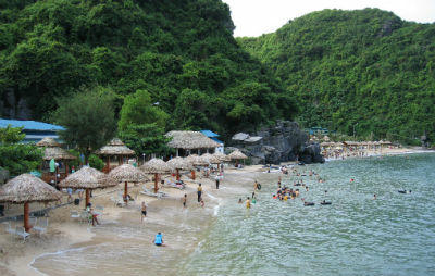 Trên cơ sở đề nghị của UBND TP.Hải Phòng, Thủ tướng Chính phủ vừa đồng ý về chủ trương áp dụng hình thức chỉ định thầu để thực hiện gói thầu lập Quy hoạch tổng thể phát triển du lịch bền vững quần đảo Cát Bà đến năm 2025 và tầm nhìn đến năm 2050. Trong ảnh: Một góc Cát Bà