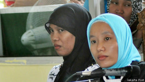 Cô giáo Sari Asih Sosiawati (trái) và luật sư tại tòa.