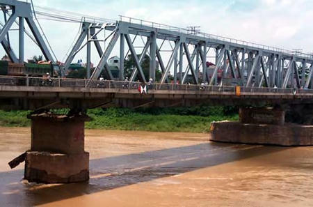 Khu vực cầu nơi nạn nhân bị ném xuống sông