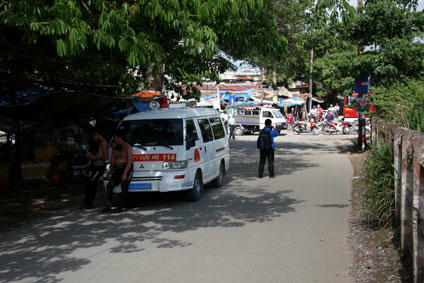 Cảnh sát phong tỏa khu vực xảy ra vụ tai nạn