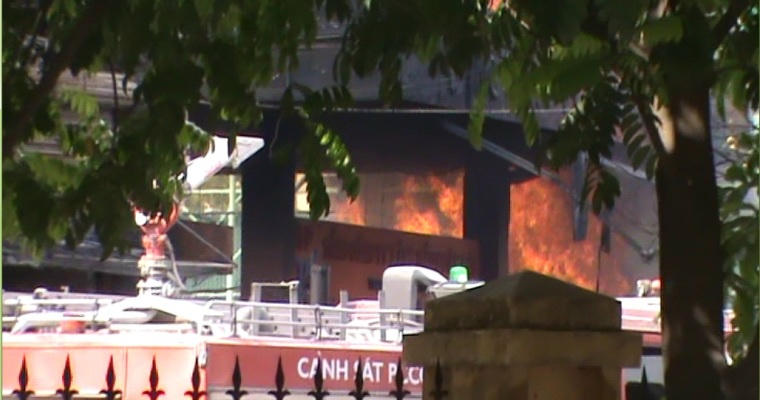 Ngọn lửa liên tục bùng lên dữ dội