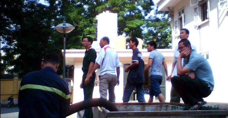 Cảnh lấy nước tại bể PCCC của viện 108 đối diện đám cháy