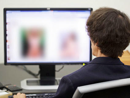 Nên tự bảo vệ mình trước những trang . Ảnh minh họa.