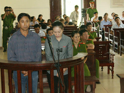 Vợ chồng Dương Thị Thúy Hà, Nguyễn Văn Bảy tại tòa 