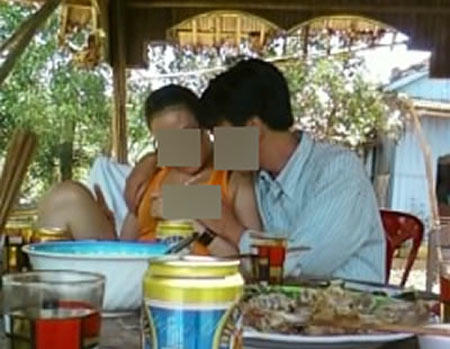 Nữ nhân viên mời khách kiểm tra 