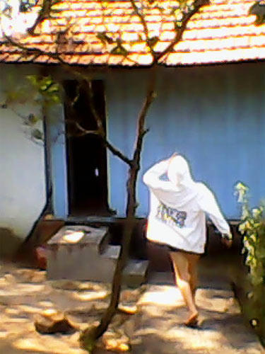 Nữ tiếp viên dẫn khách vào bãi đáp. 