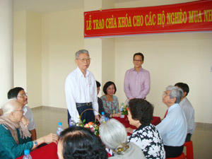 Các hộ gia đình thu nhập thấp tới nhận nhà tại khu chung cư Thới An