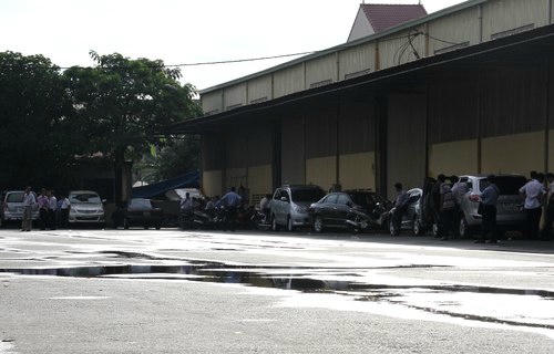 Dàn xế hộp của các ngân hàng đến xiết nợ. 