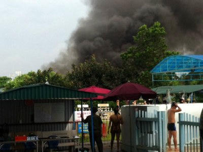 đám khói bốc lên từ vụ cháy.(ảnh:nguoilaodong.com)