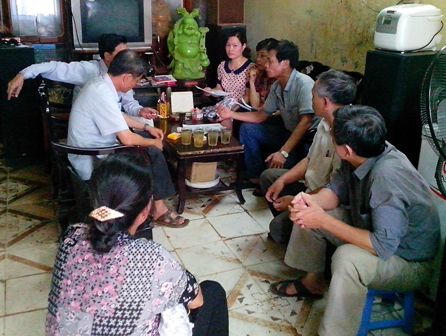 Tổ công tác xã Mỹ Đình trong một lần vận động gia đình ông Suốt bàn giao mặt bằng